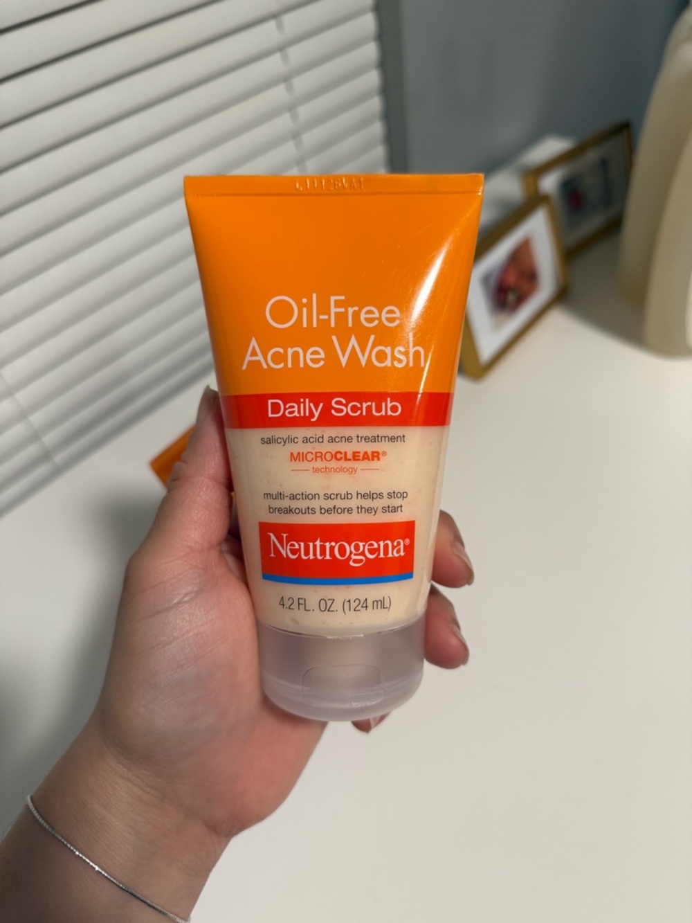 Neutrogena Orange and White Oil-Free Acne Wash Daily Scrub